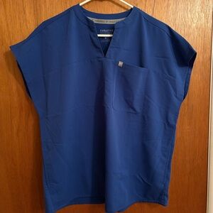 Fabletics Evolve 3-Pocket Scrub Top